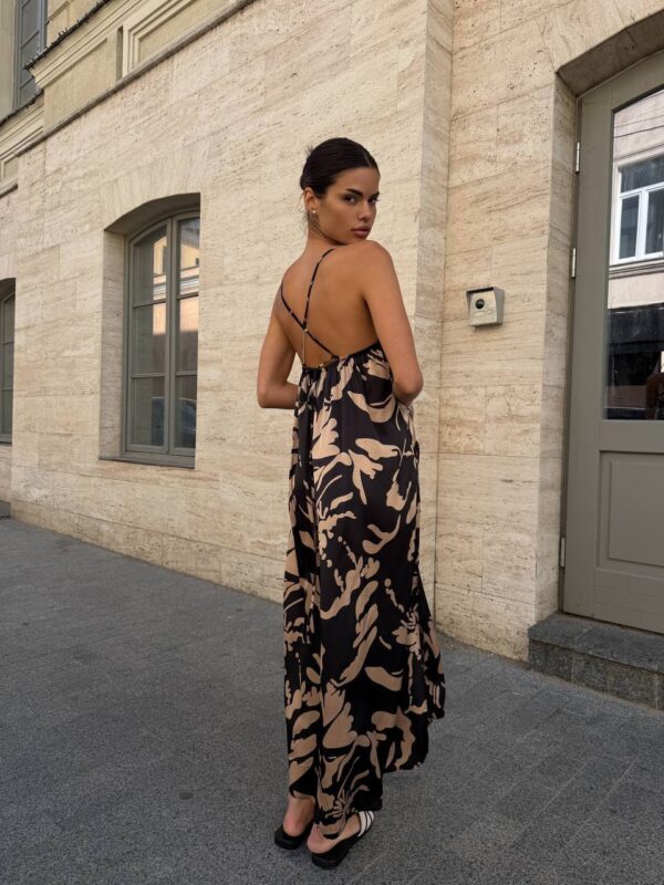 Must siidjas suvine kleit