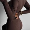 Pruun figuuri rõhutav jumpsuit "Mod 8043"