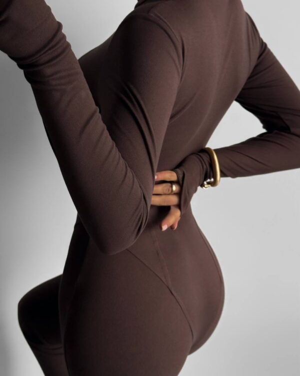 Pruun figuuri rõhutav jumpsuit "Mod 8043"
