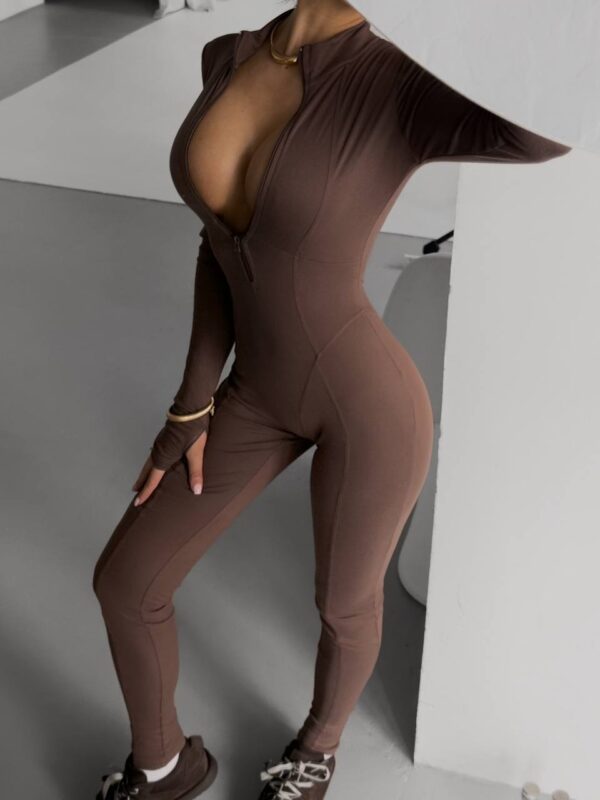 Pruun figuuri rõhutav jumpsuit "Mod 8043"