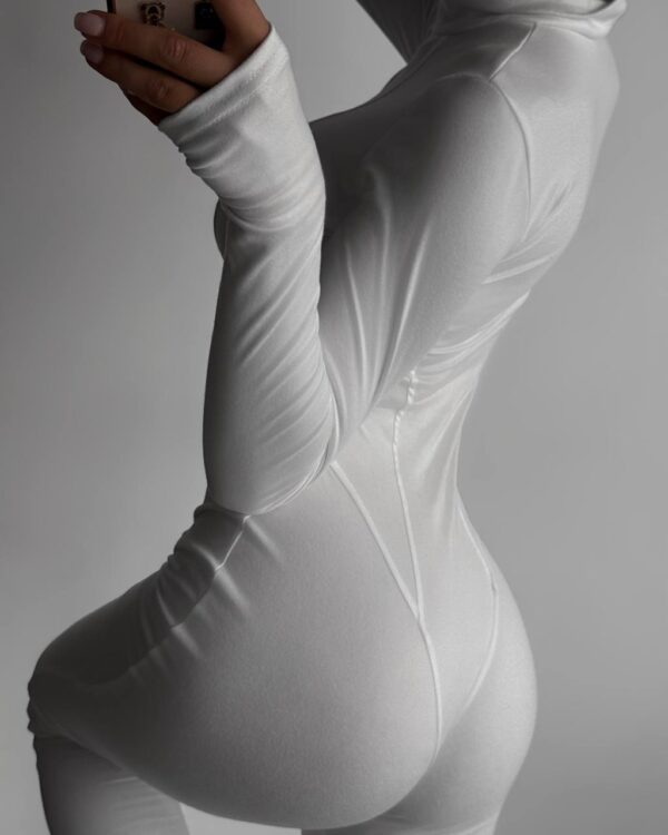 Valge figuuri rõhutav jumpsuit "Mod 8043"