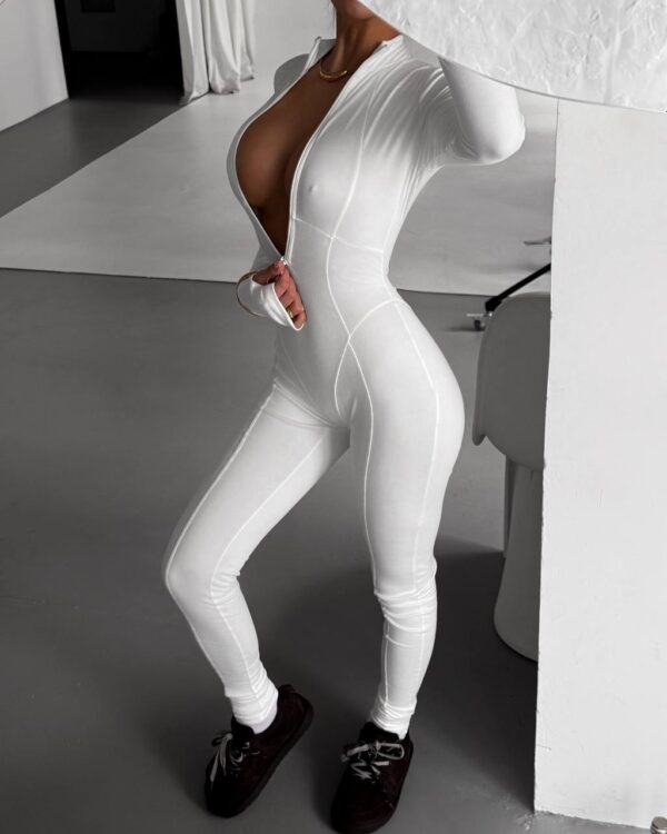 Valge figuuri rõhutav jumpsuit "Mod 8043"