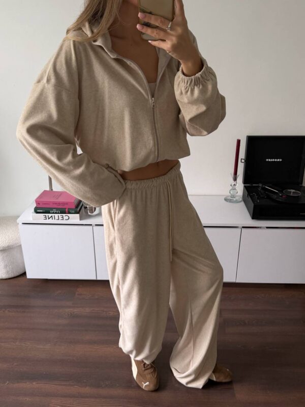 Model 048-15 Beež plüüsis kolme osaline vabaajakomplekt "Model 048"